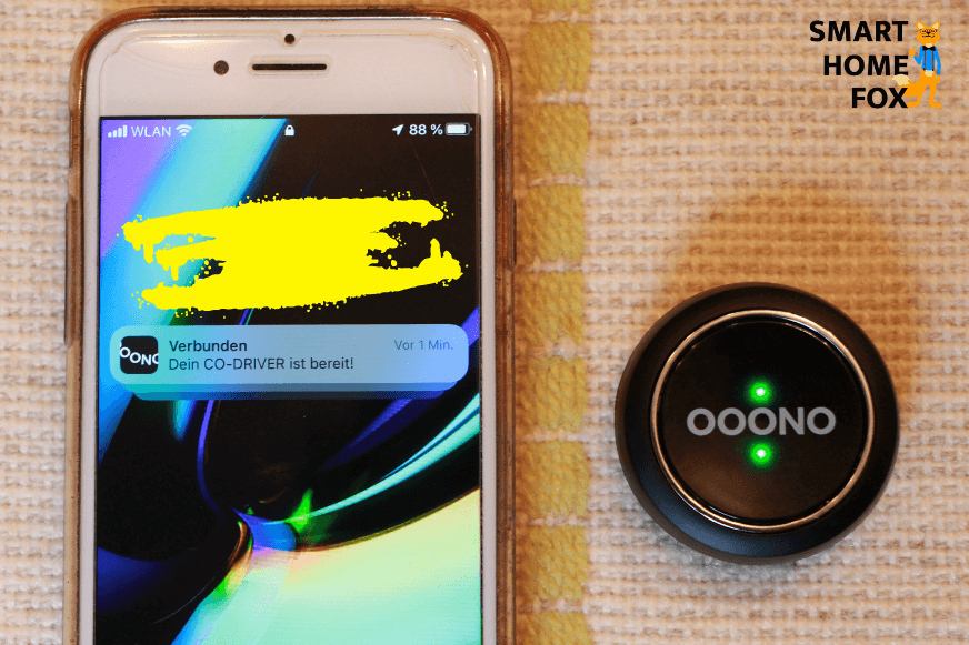 Der Ooono Co-Driver No1 Verkehrsalarm hat sich mit dem Smartphone verbunden und ist bereit zum losfahren